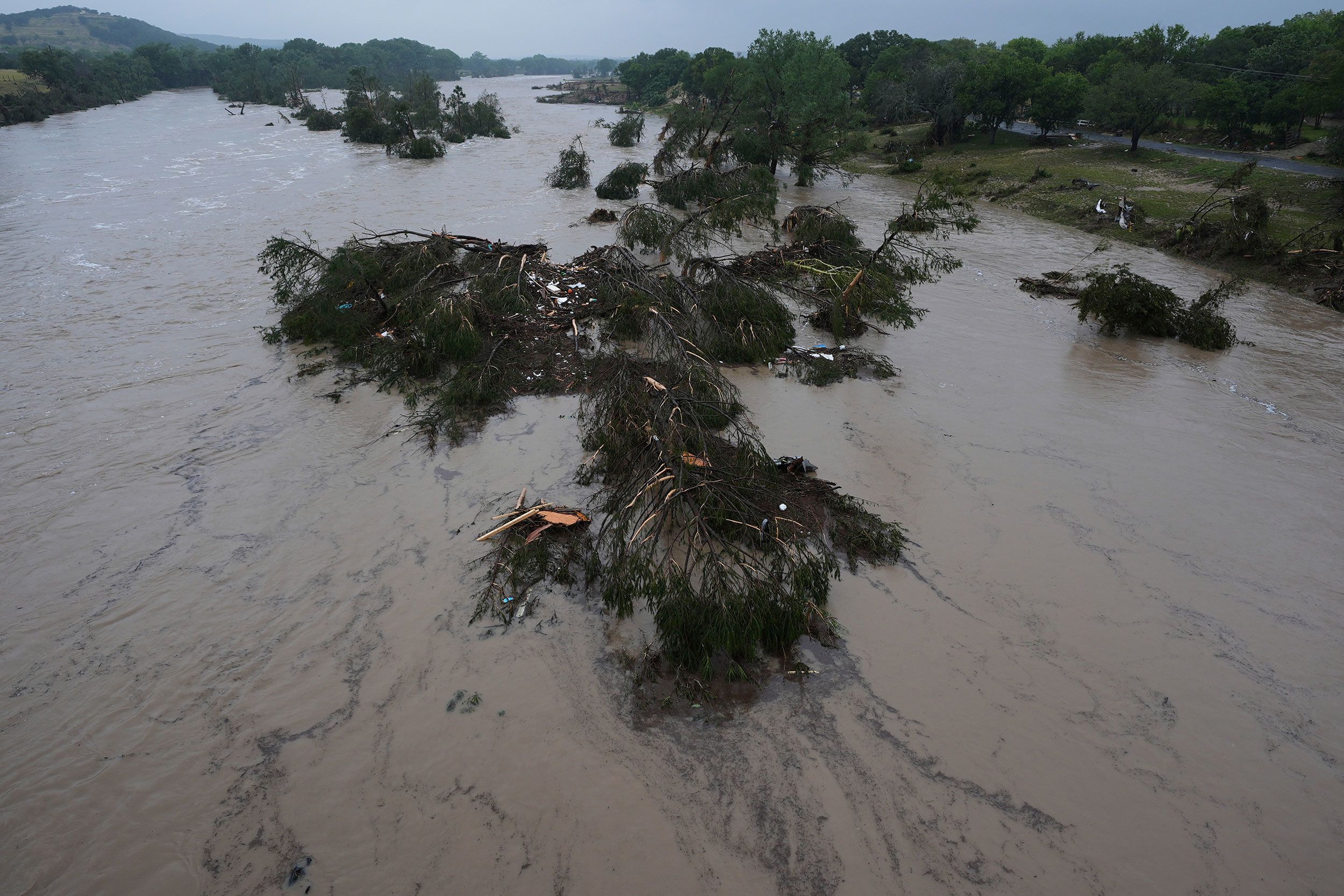 The heart of Texas is reeling. Flash floods tore through Central Texas on July 4, leaving a trail of destruction. As of July 9, 2025, Governor Greg Abbott confirmed that 161 people remain missing, mostly in Kerr County, while the death toll has climbed to 109. The tragedy has struck hard, especially at Camp Mystic, a century-old girls’ summer camp, where 30 children and staff lost their lives. Here at AMERICA NEWS WORLD, we bring you the latest on this heartbreaking story.